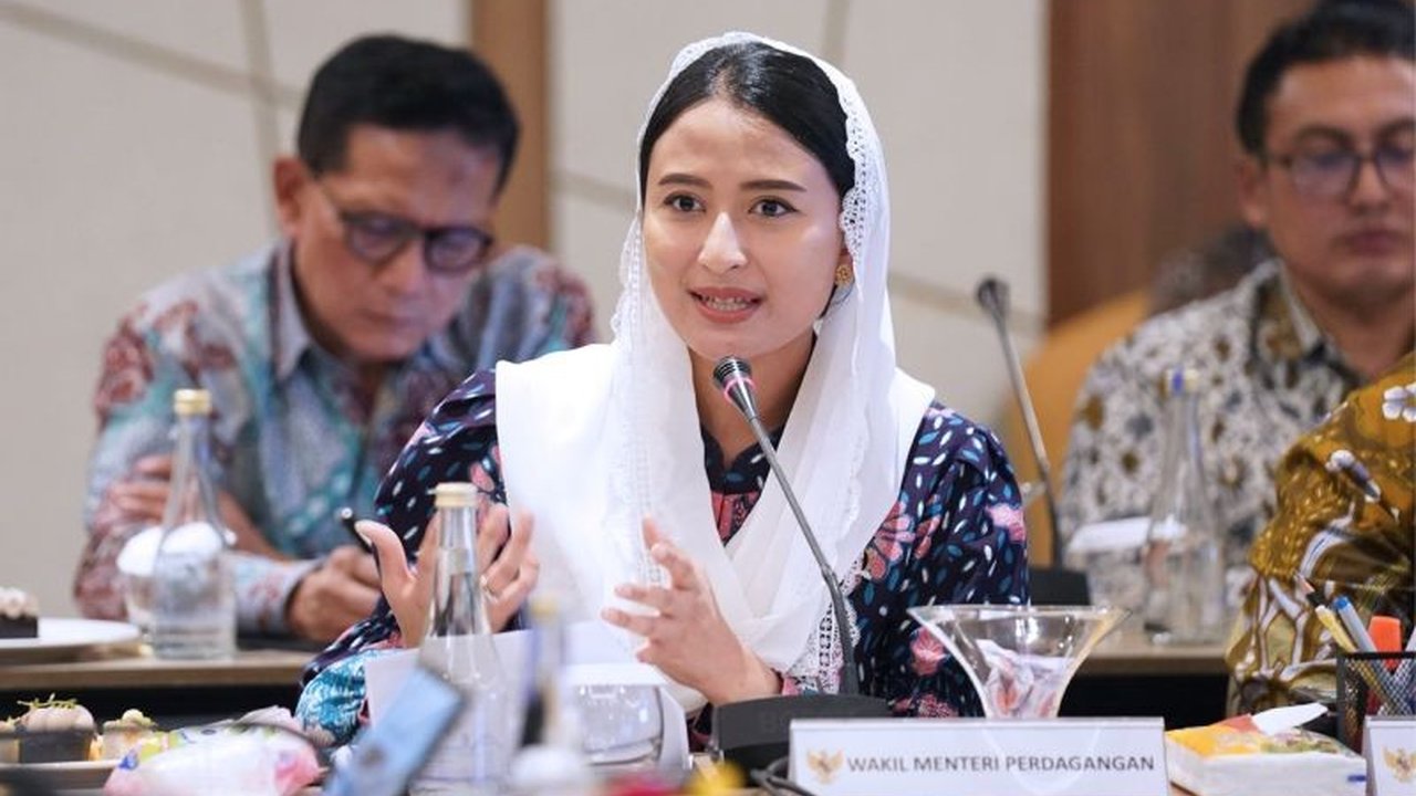 Wakil Menteri Perdagangan (Wamendag) mendorong peningkatan ekspor dengan menjadikan bandara sebagai etalase produk unggulan Indonesia, khususnya UMKM, untuk menarik minat wisatawan dan pelaku bisnis internasional.