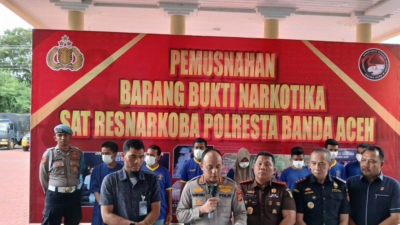 Polresta Banda Aceh memusnahkan 3,7 kg sabu-sabu yang gagal diselundupkan melalui Bandara Internasional Sultan Iskandar Muda (SIM), Aceh Besar, dengan tujuh tersangka kini menghadapi proses hukum.