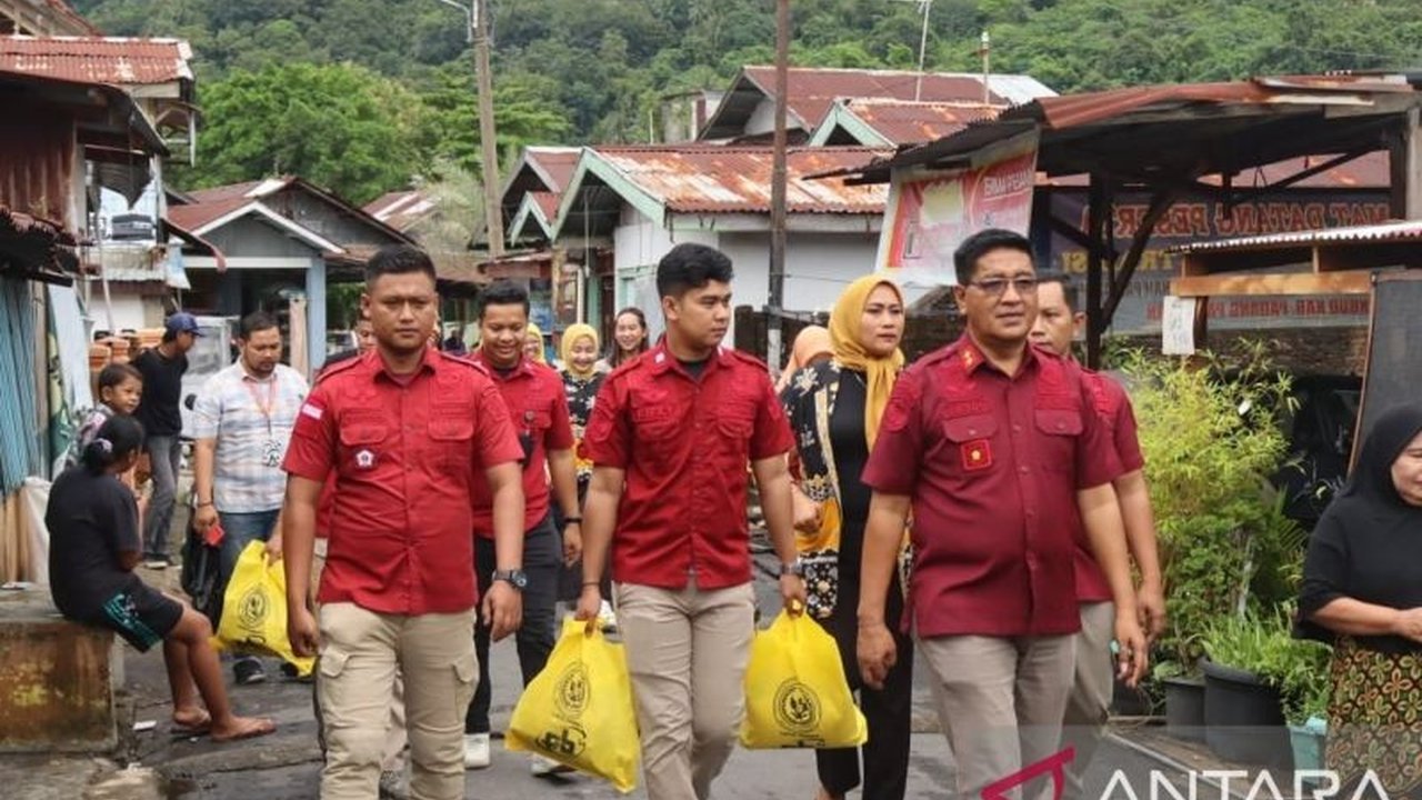 Lembaga Pemasyarakatan Padang memberikan 50 paket sembako kepada keluarga narapidana miskin di Padang sebagai bentuk kepedulian dan dukungan, sekaligus bagian dari program rutin bulanan.