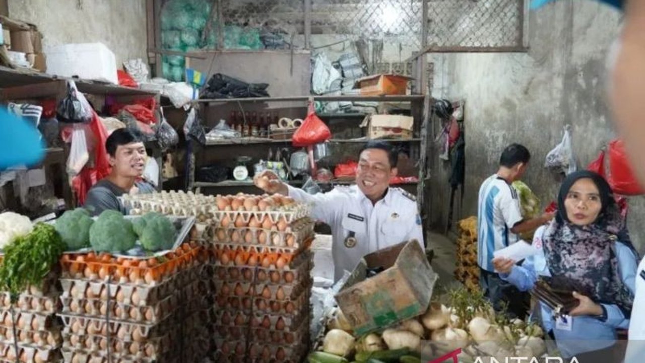 Pemerintah Kota Pangkalpinang gencar memantau harga dan stok bahan pangan untuk mencegah lonjakan harga menjelang Isra Mi'raj dan Imlek, memastikan ketersediaan dan harga tetap stabil bagi masyarakat.