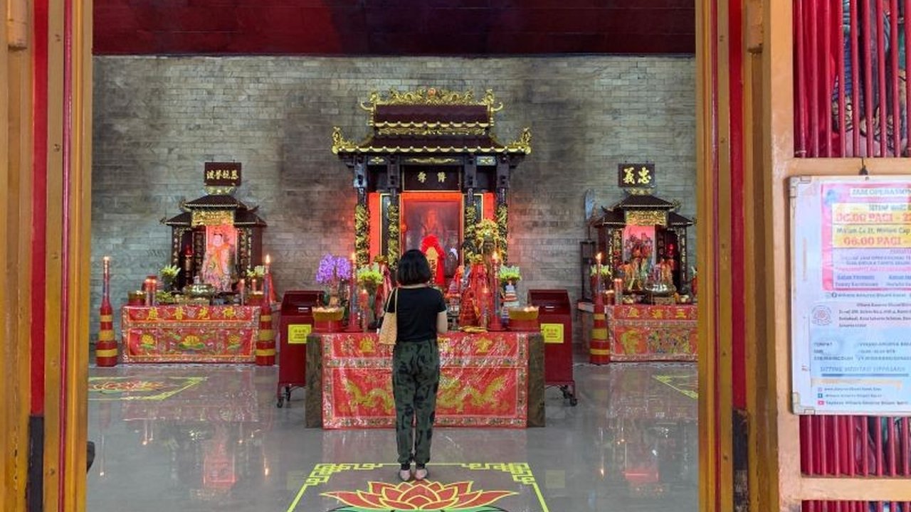 Jelang Tahun Baru Imlek 2576, Vihara Amurva Bhumi di Jakarta Selatan melakukan berbagai persiapan, termasuk bersih-bersih vihara dan memandikan patung dewa, serta mempersiapkan dekorasi lampion dan lilin, dengan perayaan yang lebih fokus pada ibadah dan k