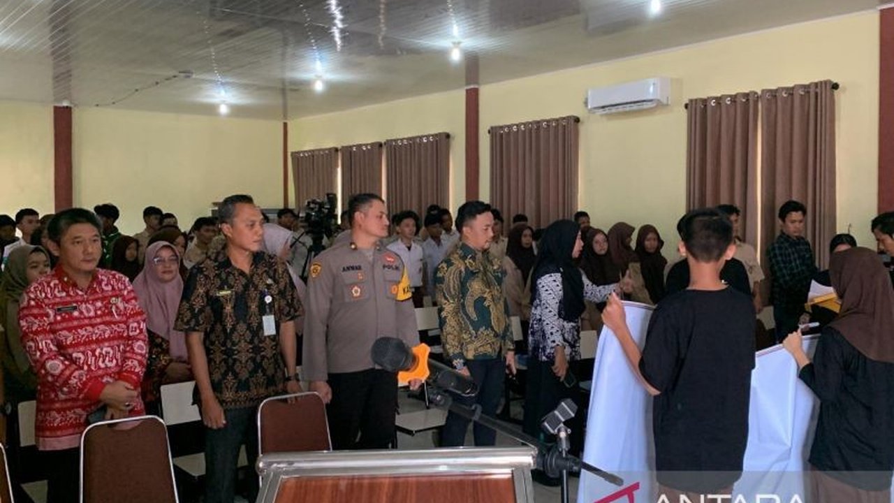 Polres Bangka Barat menggelar diskusi di SMA Negeri 1 Mentok untuk memperkuat pemahaman nilai-nilai Pancasila pada pelajar dan masyarakat, guna mendukung visi Indonesia Maju 2045.