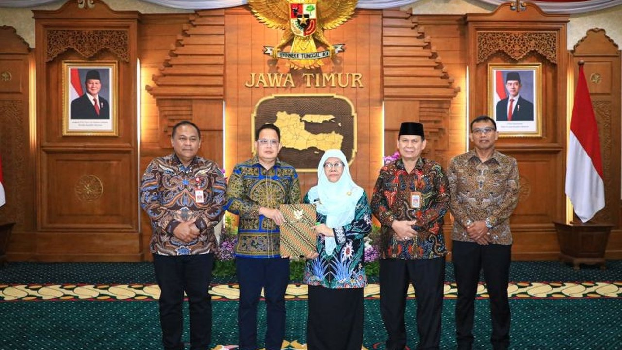 Penjabat Gubernur Jawa Timur meminta Pelaksana Tugas Bupati Situbondo melanjutkan pembangunan daerah setelah Bupati Situbondo ditahan KPK, demi kelancaran pelayanan publik dan proses hukum.