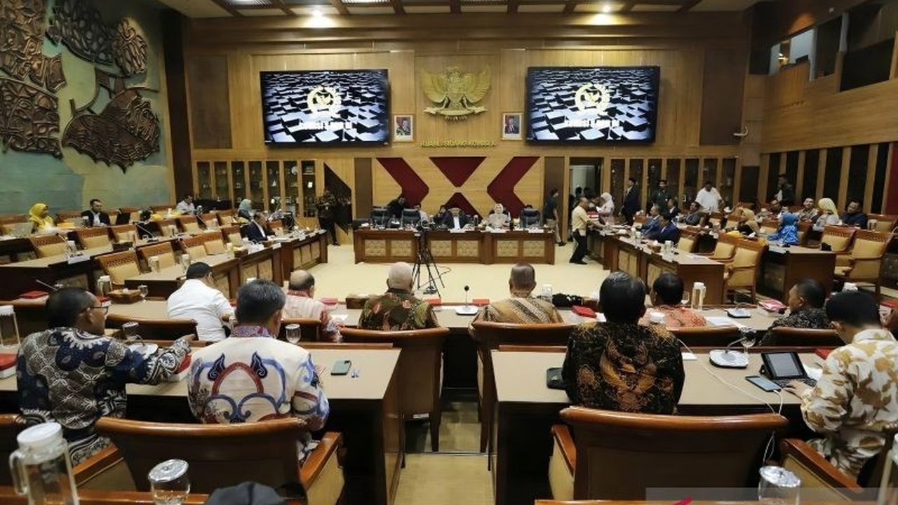 Ketua Umum KONI Pusat, Marciano Norman, menyampaikan kekhawatiran terkait Permenpora Nomor 14 Tahun 2024 yang dinilai menghambat kinerja dan kewenangan KONI dalam pembinaan olahraga prestasi Indonesia, sehingga disampaikan usulan revisi kepada Komisi X DP
