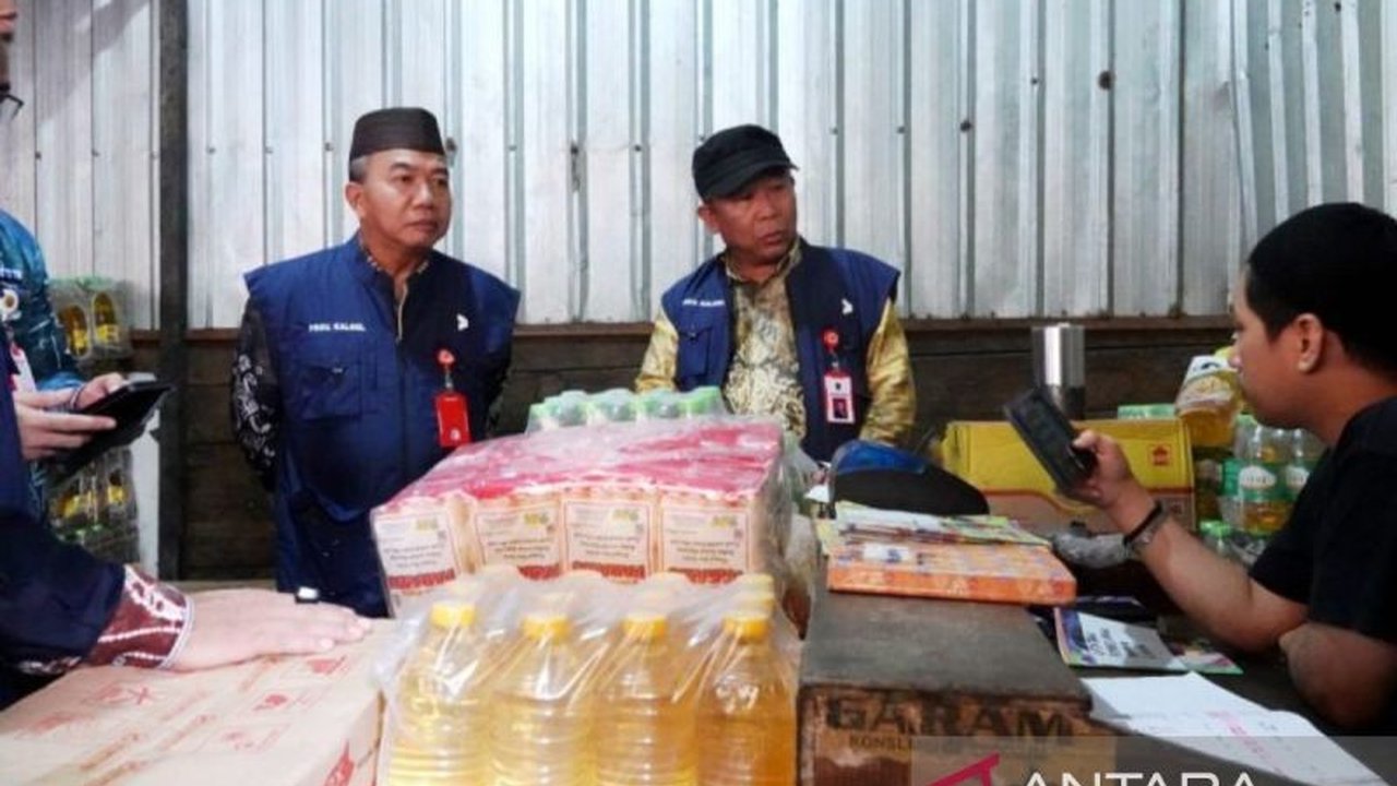 Tim Pengendali Inflasi Daerah (TPID) Kalimantan Selatan melakukan sidak harga Minyakita di Banjarmasin untuk memastikan kestabilan harga jelang Ramadan, menemukan harga bervariasi di atas HET namun masih relatif aman.