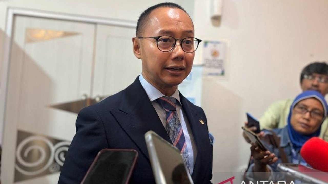 Wakil Ketua MPR RI Eddy Soeparno optimistis industri tetap berkomitmen pada transisi energi meskipun AS keluar dari Perjanjian Iklim Paris, didorong oleh tekanan pemegang saham dan lembaga keuangan, serta potensi pengurangan impor energi bagi Indonesia.