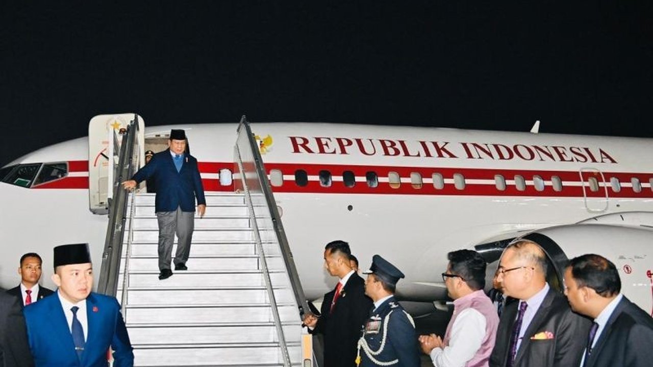 Menlu Prabowo Subianto menghadiri perayaan Hari Republik India ke-76 di New Delhi, sekaligus melakukan pertemuan bilateral dengan pejabat India, menandai 75 tahun hubungan diplomatik kedua negara.