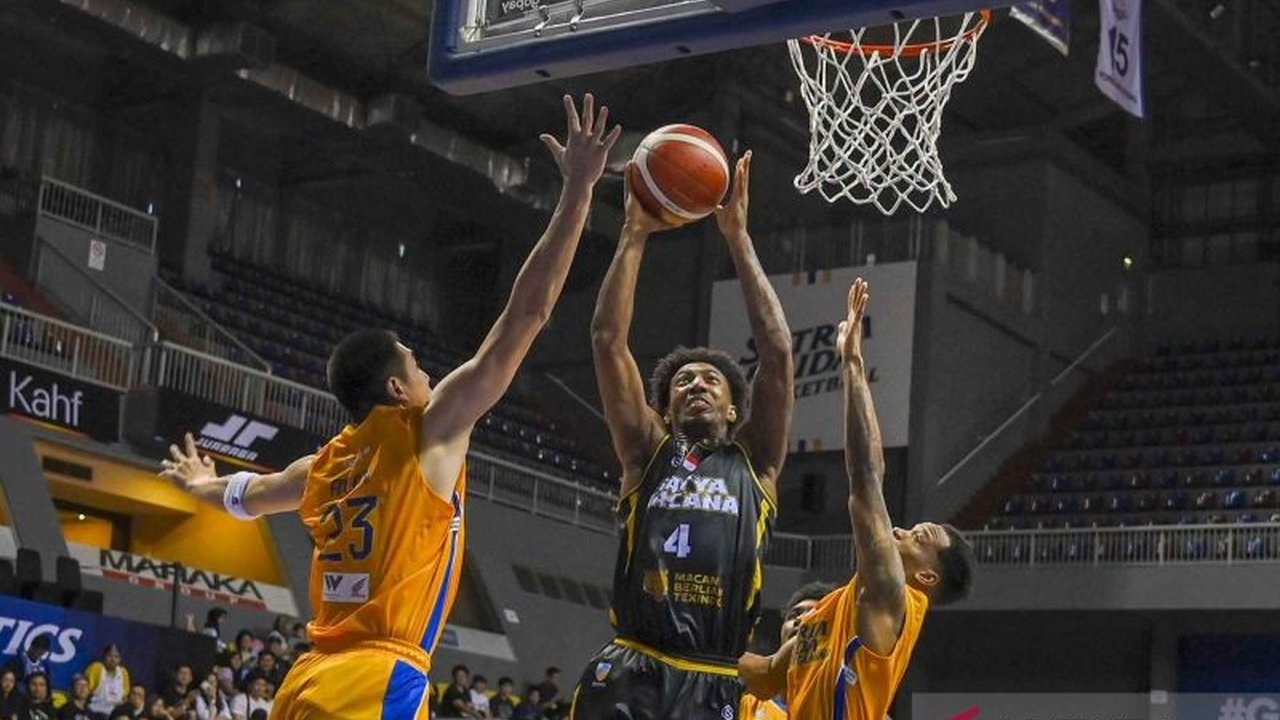 Pelatih Satria Muda, Youbel Sondakh, puas dengan peningkatan akurasi lemparan bebas timnya setelah evaluasi pasca kekalahan dari Kesatria Bengawan Solo, mencapai 86 persen dalam pertandingan melawan Satya Wacana Salatiga.