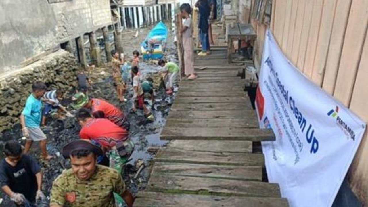 Pertamina Patra Niaga Regional Papua Maluku berkolaborasi dengan berbagai pihak membersihkan sampah di pesisir pantai Kelurahan Ampera, Masohi, Maluku Tengah, sebagai bentuk tanggung jawab sosial dan lingkungan.