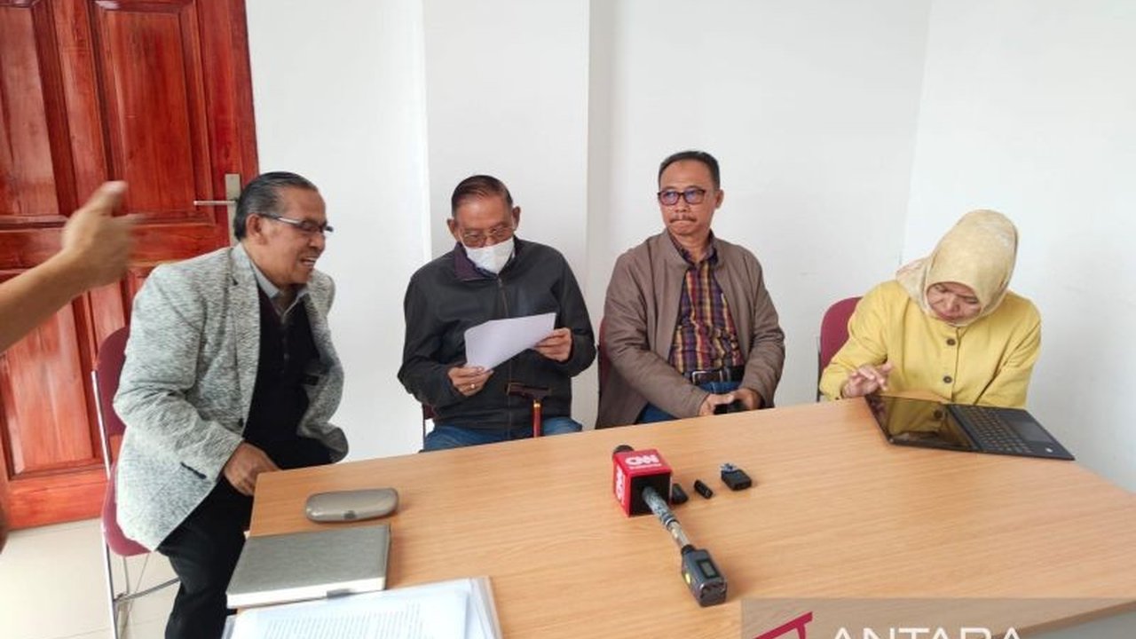 Perumus UU Tipikor mendesak pemerintah untuk transparan soal penggunaan dana sitaan korupsi selama 25 tahun terakhir, yang menurutnya jika dikumpulkan bisa menutup utang luar negeri Indonesia.