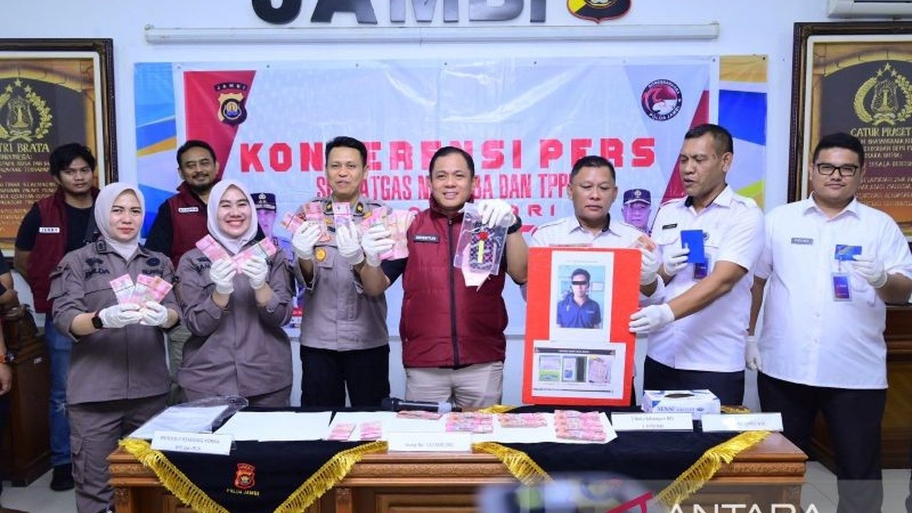 Polda Jambi mengungkap jaringan narkoba yang dikendalikan napi berinisial AB dari dalam Lapas Kelas II A Jambi, melibatkan tiga tersangka dan jutaan rupiah transaksi mencurigakan.