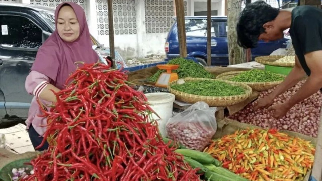 Jelang Imlek 2025, harga cabai dan bawang di Pekanbaru, Riau, naik signifikan hingga hampir 40 persen  akibat siklus tanam dan peningkatan permintaan, meskipun ketersediaan stok masih aman.