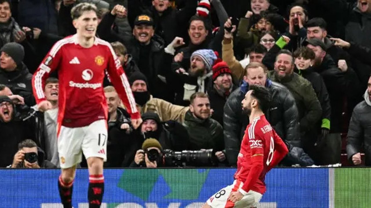 Gelandang Manchester United asal Portugal #08, Bruno Fernandes (Kanan), merayakan gol kedua bagi timnya dalam pertandingan Liga Eropa UEFA antara Manchester United dan Glasgow Rangers di s