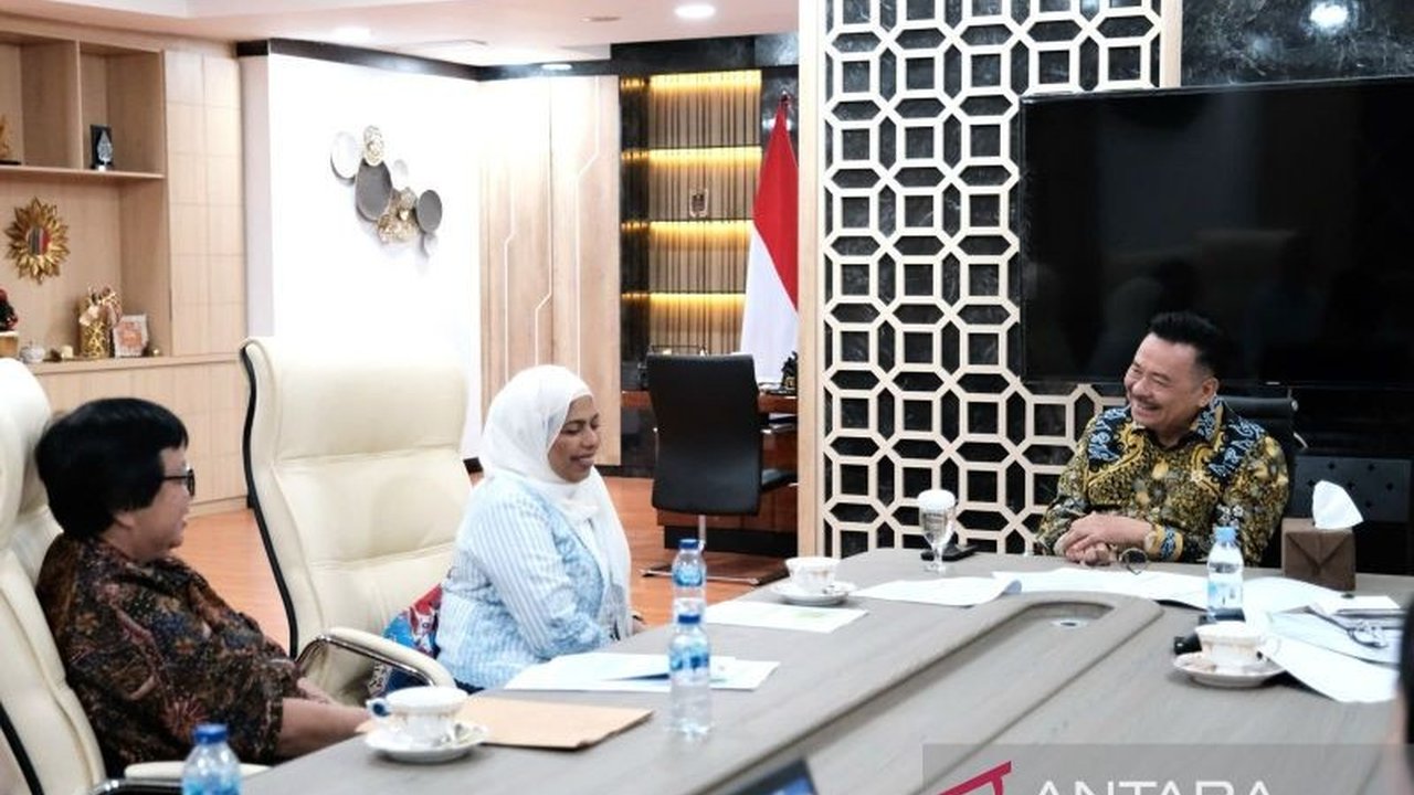 Wakil Menteri Hukum dan HAM menyoroti pasal kontroversial dalam UU ITE yang menimbulkan kekhawatiran di sektor perbankan terkait transaksi digital, dan akan menindaklanjuti dengan koordinasi lintas sektor.