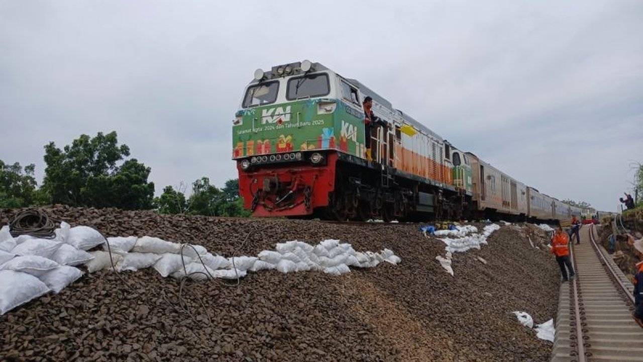 Jalur kereta api di Grobogan, Jawa Tengah, yang terputus akibat banjir telah tersambung satu jalur, memungkinkan perjalanan kereta api kembali normal secara bertahap, meskipun beberapa perjalanan masih dialihkan atau dibatalkan.