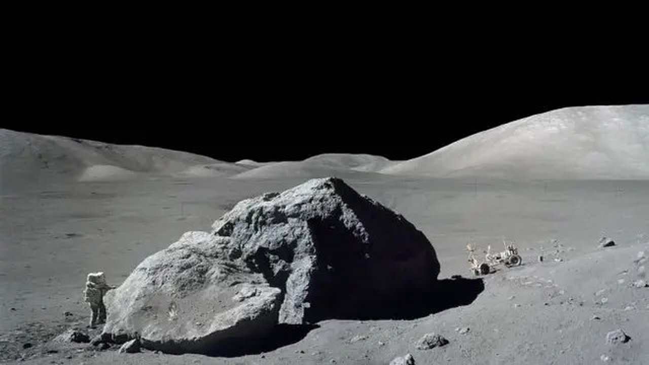 Pada 13 Desember 1972, astronaut ilmuwan NASA, Harrison Schmitt, berdiri di sebelah batu besar selama misi Apollo 17. Mosaik ini dibuat dari dua foto yang diambil oleh sesama penjelajah Bulan