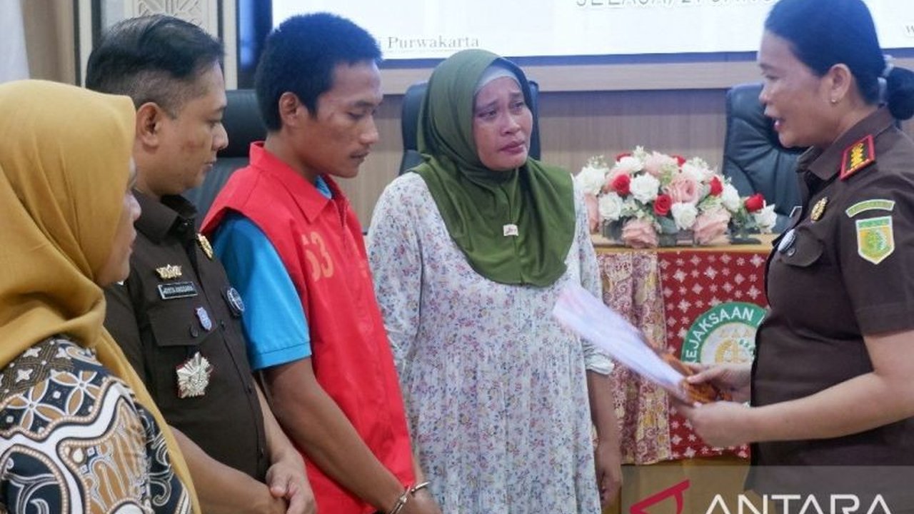 Kejaksaan Negeri Purwakarta membebaskan MFE, pencuri motor, melalui keadilan restoratif setelah mempertimbangkan berbagai faktor seperti statusnya sebagai anak yatim, penyesalan pelaku, dan kemauan korban untuk memaafkan.