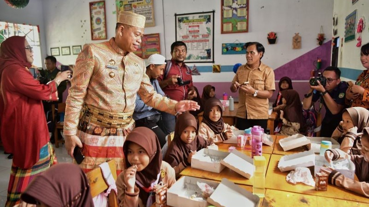 Pemerintah Provinsi Sulawesi Selatan (Sulsel) melakukan uji coba Program Makan Bergizi Gratis (MBG) dan Pemeriksaan Kesehatan Gratis (PKG) di SDN 5 Salamae, Palopo, dengan anggaran Rp78 miliar dari Pemprov dan dukungan diharapkan dari pemerintah kabupaten