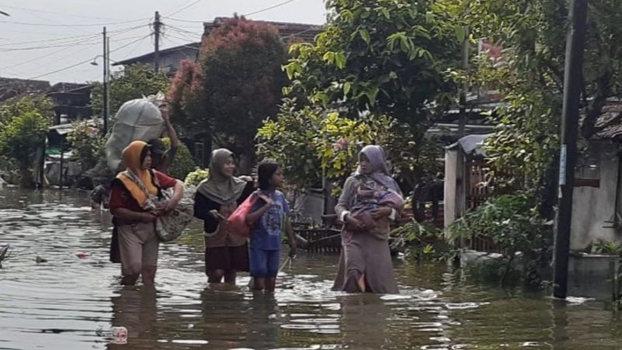 Curah hujan tinggi di Kudus mengakibatkan banjir di lima desa, merendam 112 rumah dan berdampak pada 2.539 jiwa, dengan sembilan warga mengungsi.