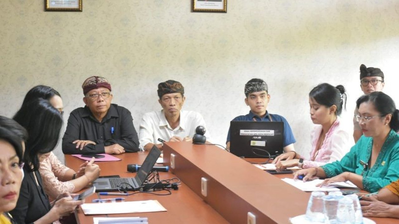 Pemerintah Kota Denpasar menggelar forum konsultasi publik untuk mengoptimalkan pelayanan publik di Disdukcapil,  mendengarkan masukan masyarakat dan memaparkan inovasi layanan terbaru.
