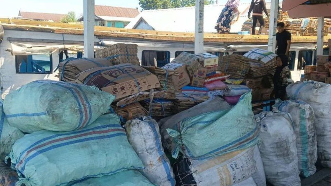 Pulau Barrang Lompo, yang dulunya terkenal dengan masalah sampah, kini menjelma menjadi contoh inspiratif pengelolaan sampah berkat kerja keras warga dan program TPS3R, mengubah limbah menjadi sumber pendapatan tambahan.