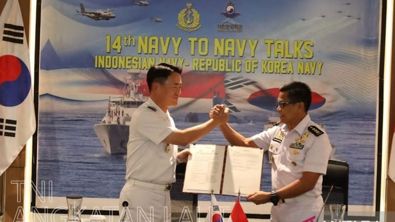 TNI Angkatan Laut Indonesia resmi menjalin kerja sama militer dengan Angkatan Laut Korea Selatan, mencakup latihan perang, pengembangan pendidikan militer, logistik, intelijen, dan transfer kapal perang eks ROKS Bucheon.