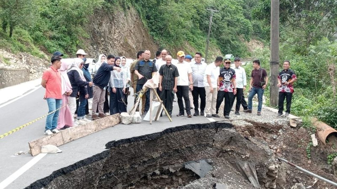 Komisi D DPRD Sulsel meninjau jalan amblas di Barru akibat longsor dan meminta perbaikan segera, serta mengevaluasi potensi pendapatan dari Pelabuhan Maccini Baji di Pangkep yang belum maksimal.