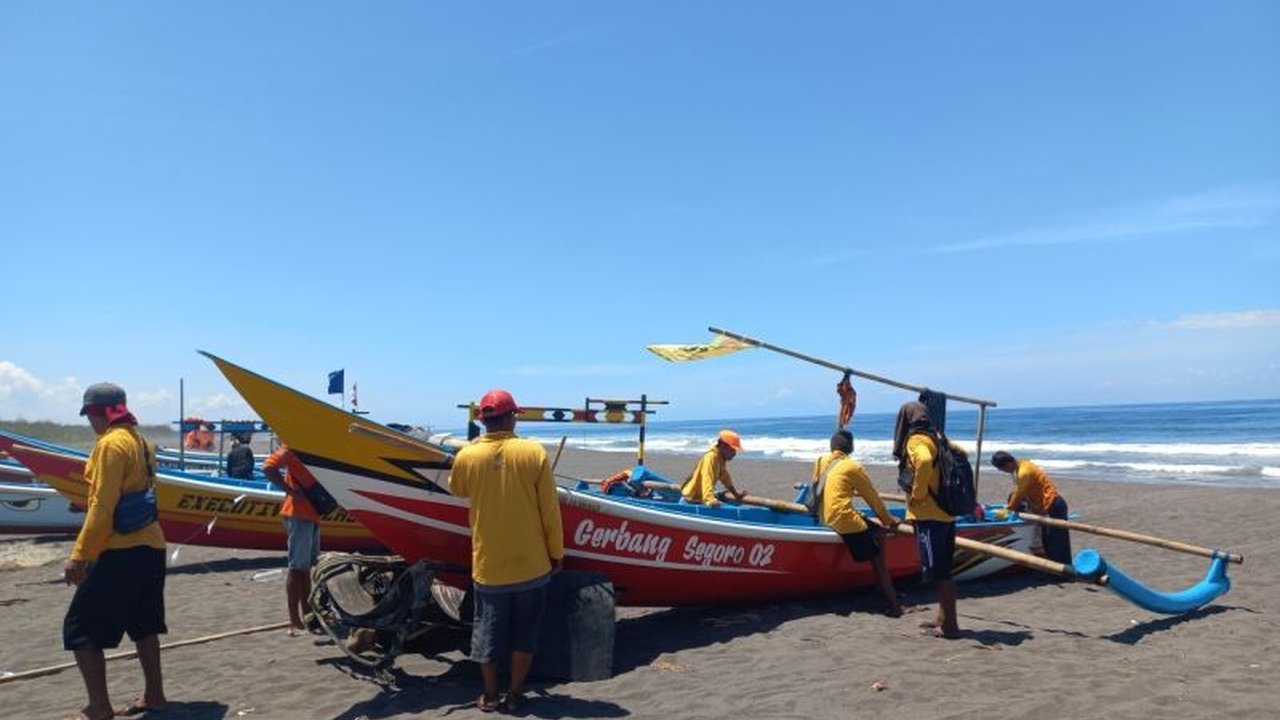Pemerintah Kulon Progo, melalui Dinas Kelautan dan Perikanan, mendaftarkan 67 nelayan dalam program BPJS Ketenagakerjaan untuk mengurangi risiko pekerjaan berbahaya di laut.