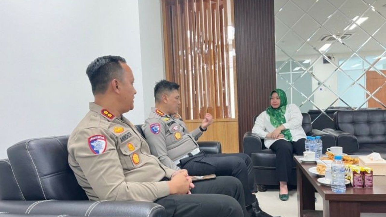 Polda Sulbar dan DPRD Sulbar sepakat meningkatkan kerja sama untuk menekan angka kecelakaan lalu lintas di Sulawesi Barat melalui program edukasi dan penegakan hukum yang lebih baik.