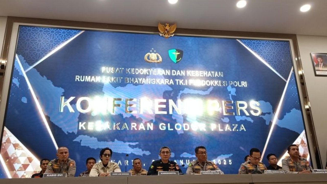 RS Polri berhasil mengidentifikasi tiga dari 14 korban kebakaran Glodok Plaza melalui tes DNA dan identifikasi medis, sementara sembilan jenazah lainnya masih dalam proses identifikasi.