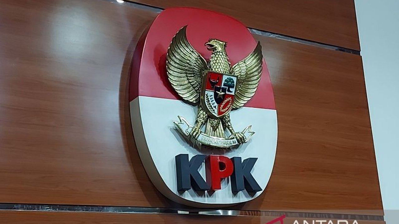 Komisi Pemberantasan Korupsi (KPK) berhasil menangkap Paulus Tannos, buronan kasus korupsi proyek KTP elektronik, di Singapura dan akan segera diekstradisi ke Indonesia untuk mempertanggungjawabkan perbuatannya.