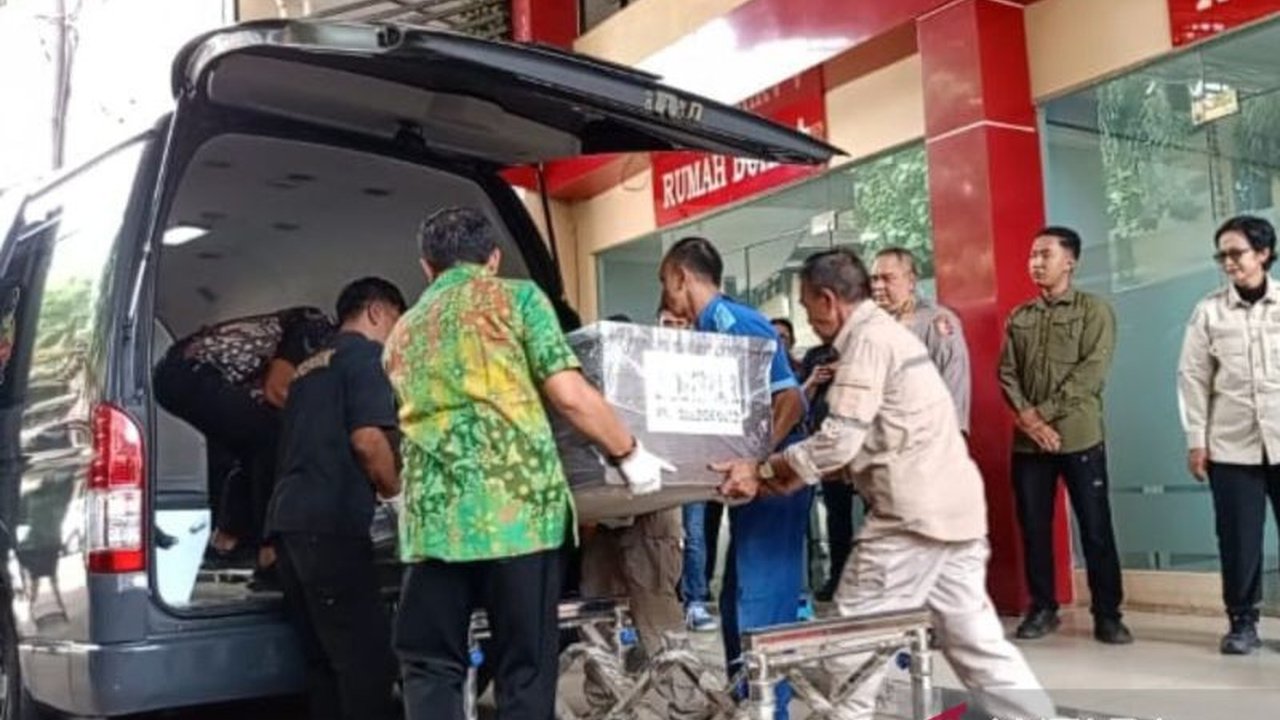 Rumah Sakit Polri telah menyerahkan jenazah Zukhi Fitria Rahdja, salah satu korban kebakaran Glodok Plaza, kepada pihak keluarga untuk dimakamkan di Pekanbaru setelah berhasil diidentifikasi melalui tes DNA.