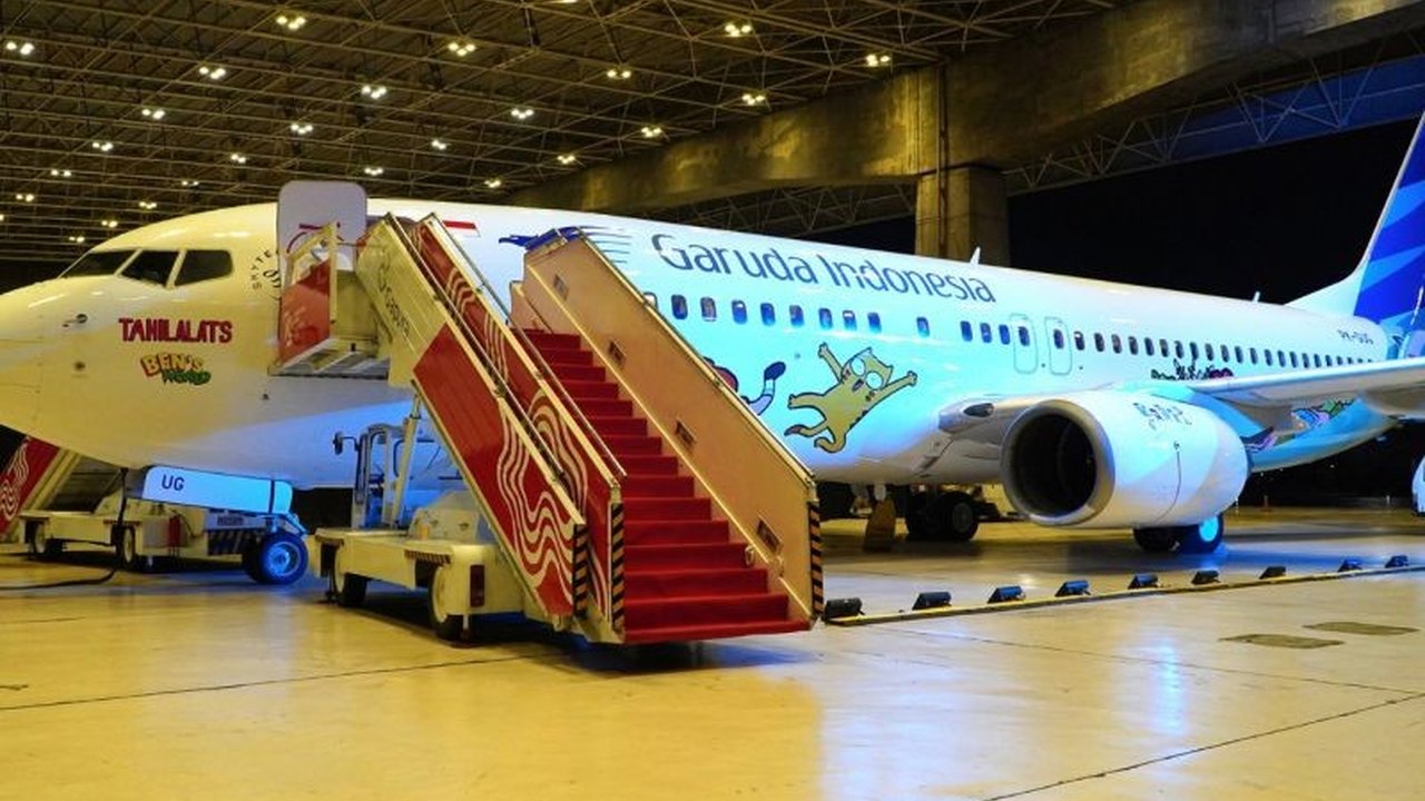 Garuda Indonesia menambah satu pesawat Boeing 737-800NG untuk meningkatkan kapasitas penerbangan dan mendukung kebangkitan sektor pariwisata, beroperasi di rute domestik dan internasional.