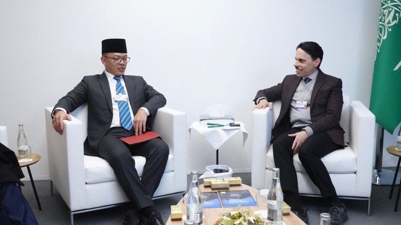 Menlu RI, Retno Marsudi, bertemu Menlu Arab Saudi di Davos, membahas rencana kunjungan Presiden Prabowo Subianto ke Riyadh dan kerja sama bilateral, termasuk situasi di Palestina serta krisis kemanusiaan Myanmar.