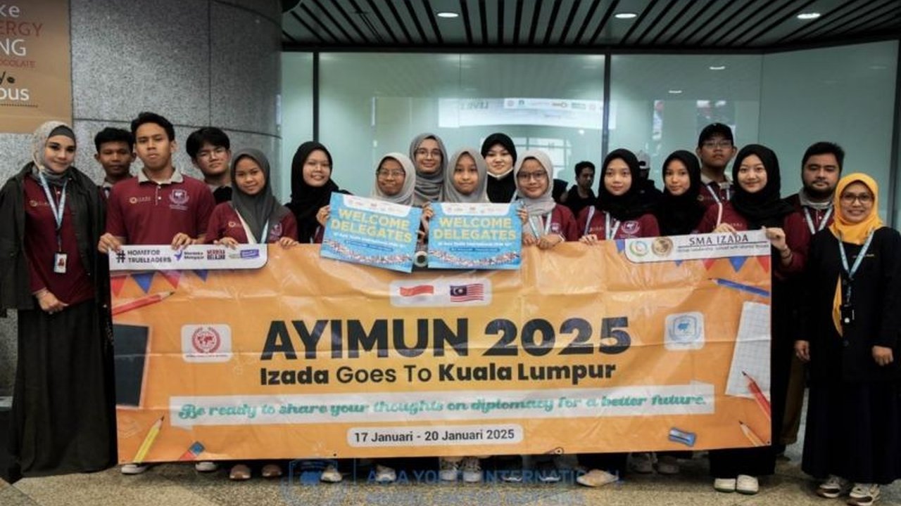 Empat belas siswa SMA Izada ikuti Asia Youth International Model United Nations (AYIMUN) 2025 di Kuala Lumpur, Malaysia, untuk belajar kepemimpinan global dan menyelesaikan isu-isu dunia.
