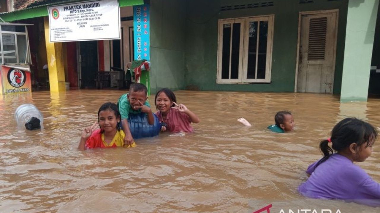 Hujan deras di Cirebon menyebabkan meluapnya sungai dan merendam 15 desa di tujuh kecamatan, mengakibatkan 5.685 jiwa terdampak banjir,  namun dilaporkan tidak ada korban jiwa.