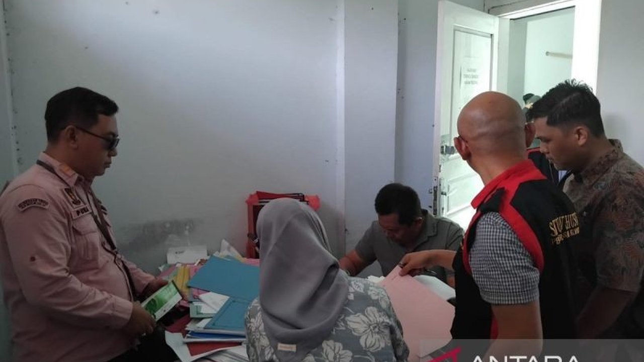 Kejaksaan Negeri Kaur menyita 60 bundel dokumen dan laptop dari Sekretariat DPRD Kaur terkait dugaan korupsi perjalanan dinas fiktif tahun 2023 senilai Rp11 miliar dari total anggaran Rp16 miliar.