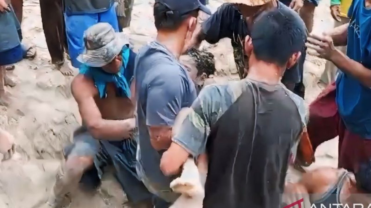 Dua siswa SD di Desa Mendah, OKU Timur, Sumatera Selatan, tewas tertimbun longsor saat bermain di pinggir sungai pada Kamis, 23 Januari 2024.