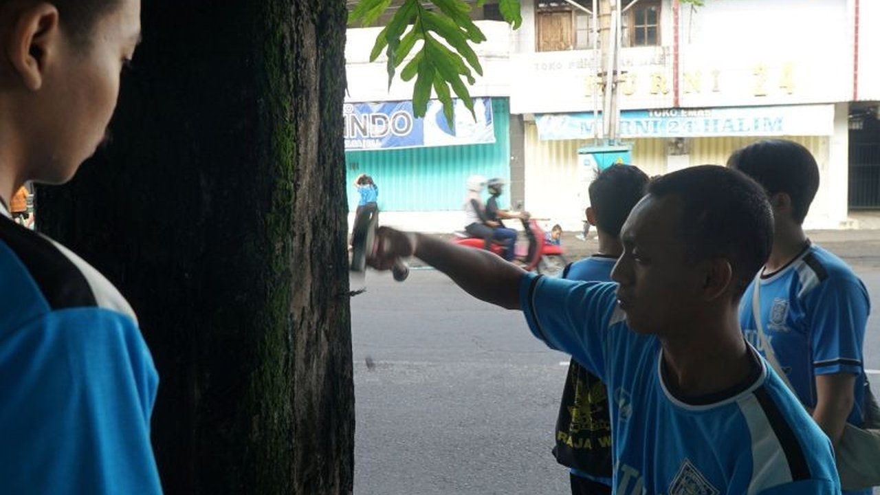 Lebih dari seribu pelajar, guru, dan alumni SMAK Tulungagung melakukan aksi cabut paku di pohon dan bersih-bersih lingkungan sebagai bentuk kepedulian terhadap kelestarian lingkungan dan penolakan eksploitasi pohon untuk iklan.