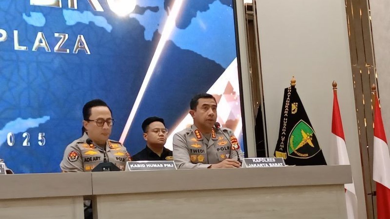 Polisi menunda olah TKP kebakaran Glodok Plaza hingga proses penyisiran puing bangunan rampung, sementara identifikasi 14 korban hilang terus dilakukan, tiga diantaranya telah teridentifikasi.