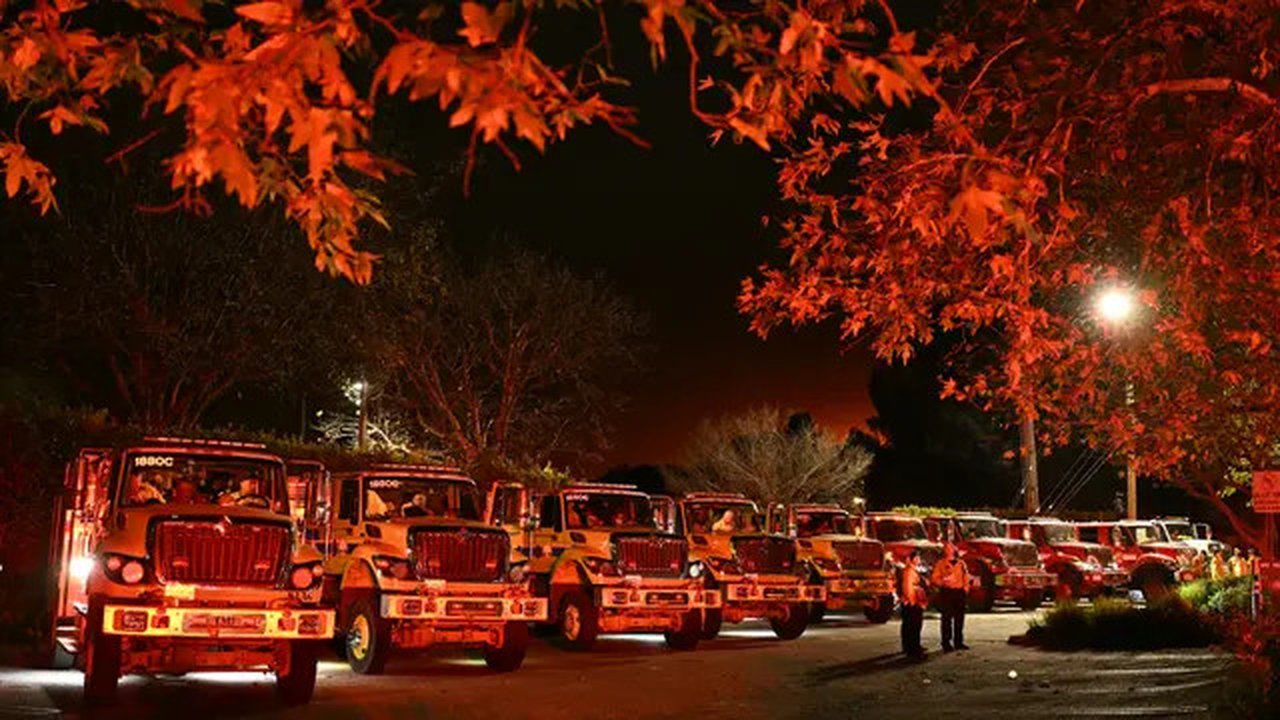 Ratusan truk Pemadam Kebakaran Hutan LAFD disiagakan untuk mengantisipasi meluasnya Kebakaran Palisades di lingkungan Encino di Los Angeles, California. (Patrick T. Fallon/AFP)