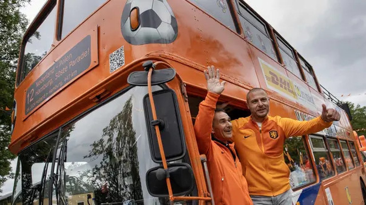 Gerald Vanenburg (kiri), legenda Timnas Belanda kini menjadi asisten pelatih Timnas Indonesia. (AFP)