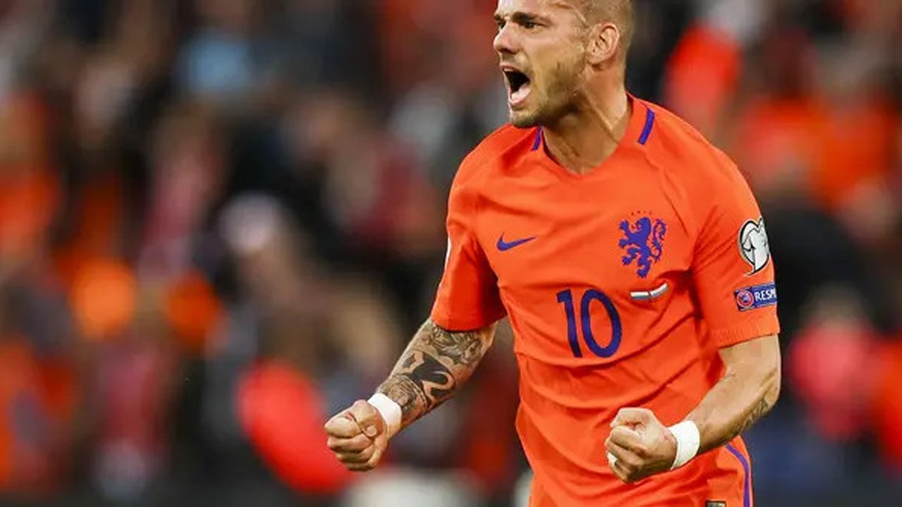 Meski sudah berusia 33 tahun namun hingga kini Wesley Sneijder tetap menjadi pilihan utama di lini tengah Timnas Belanda. (AFP/Jerry Lampen)