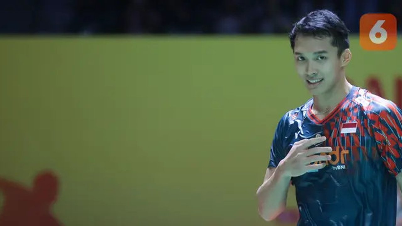Tunggal putra Indonesia, Jonatan Christie, tersenyum setelah berhasil menaklukkan wakil Chinese Taipei, Lin Chun-Yi, pada babak 16 besar Indonesia Masters 2025 di Istora Senayan, Jakarta, Kam