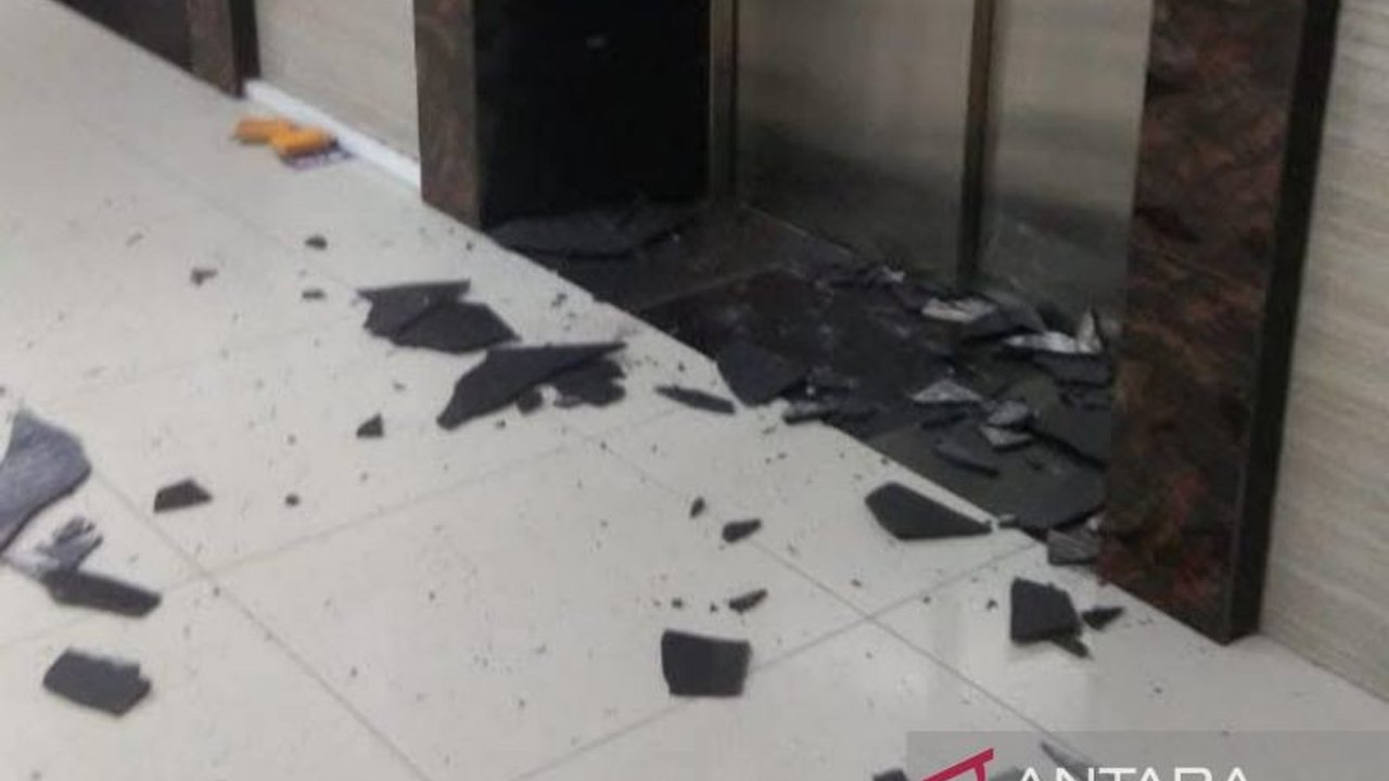 BMKG melaporkan gempa bumi berkekuatan 4,9 magnitudo mengguncang Kolaka, Sulawesi Tenggara pada Jumat malam, disusul tiga gempa susulan dengan kekuatan lebih rendah;  berpusat di darat dan tidak berpotensi tsunami, meski dilaporkan ada kerusakan ringan.