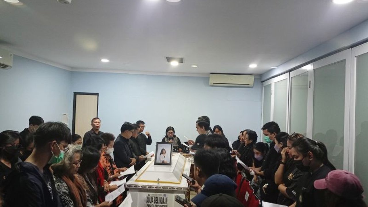 Keluarga Aulia Belinda Kurapak, salah satu korban kebakaran Glodok Plaza, menggelar ibadah penghiburan di RS Polri sebelum jenazah diterbangkan ke Makassar untuk dimakamkan.