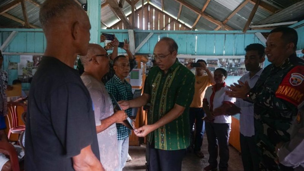 Pemkab Manggarai Timur, NTT, menyalurkan Rp74 juta dan bantuan pembangunan rumah kepada delapan kepala keluarga yang menjadi korban pergerakan tanah di Desa Paan Leleng, serta menyerahkan bibit pohon untuk reboisasi.