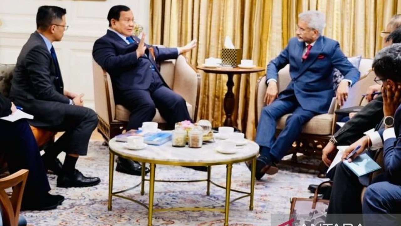 Presiden Prabowo Subianto memulai kunjungan kenegaraan di India dengan pertemuan Menlu India, membahas kerja sama bilateral dan rangkaian acara peringatan Hari Republik India ke-76.