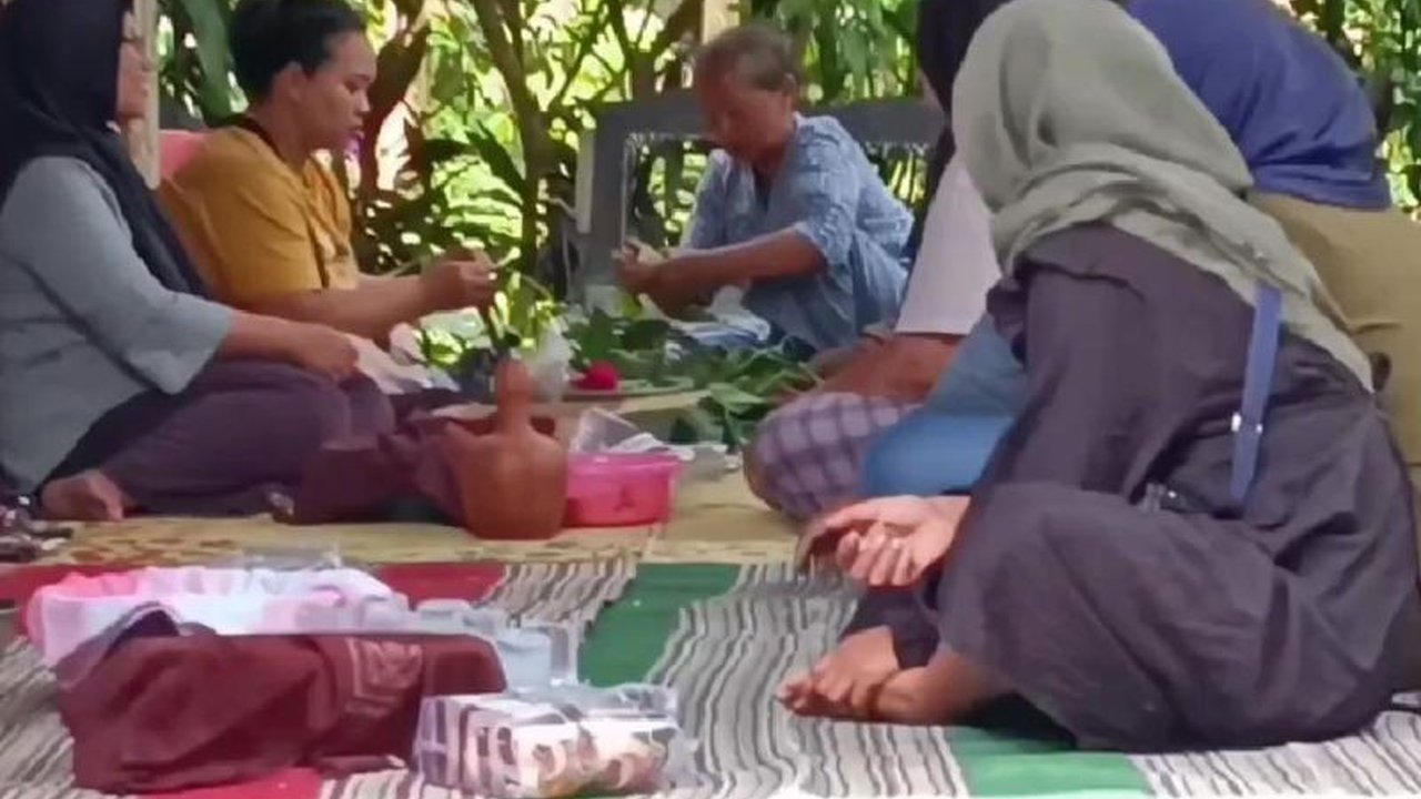 Polisi memastikan korban mutilasi dalam koper di Ngawi merupakan seorang perempuan berusia 29 tahun asal Blitar, Jawa Timur; keluarga korban berharap polisi segera mengungkap pelaku.