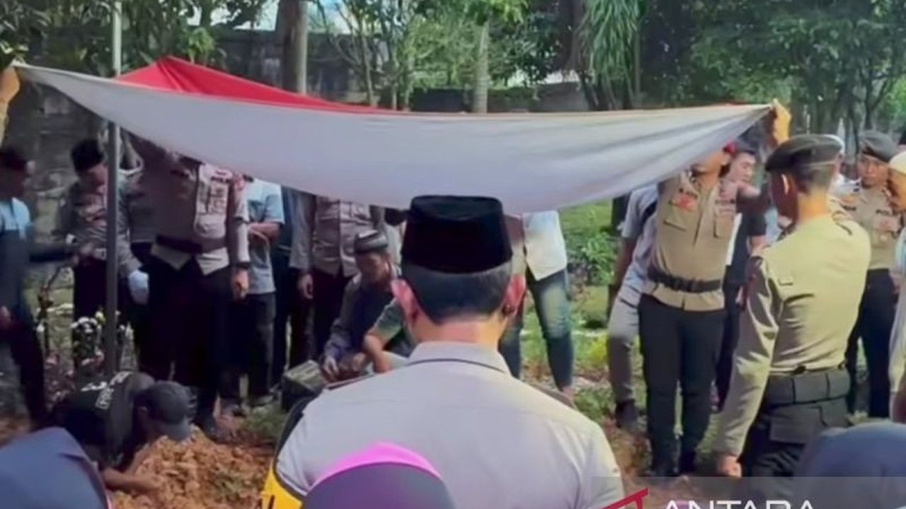 Polres Lahat menjerat pelaku pembunuhan Briptu Anumerta Farras dengan pasal berlapis, termasuk pasal pembunuhan berencana, karena perbuatannya yang mengakibatkan tewasnya Briptu Farras saat bertugas dan melukai dua polisi lainnya.